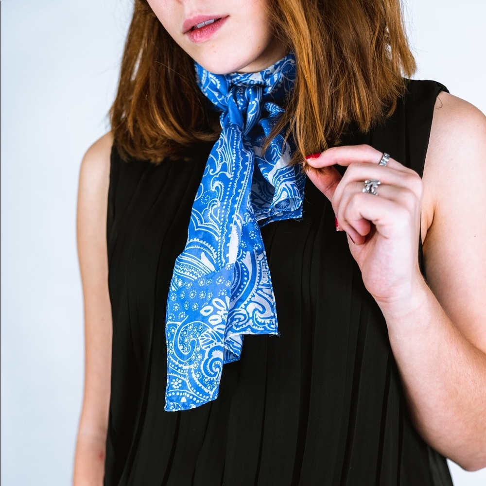 LIZ CLAIBORNE ROYAL BLUE AND WHITE SCARF